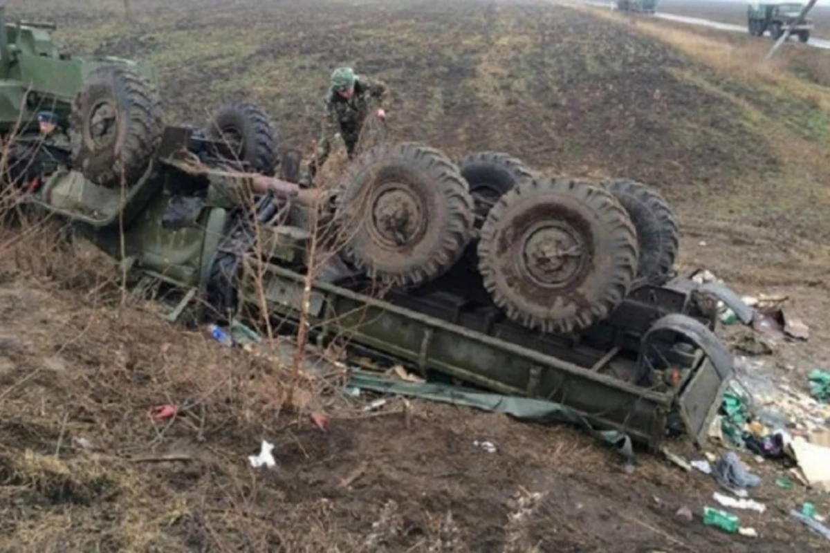Грузовик с армянскими военными упал в овраг