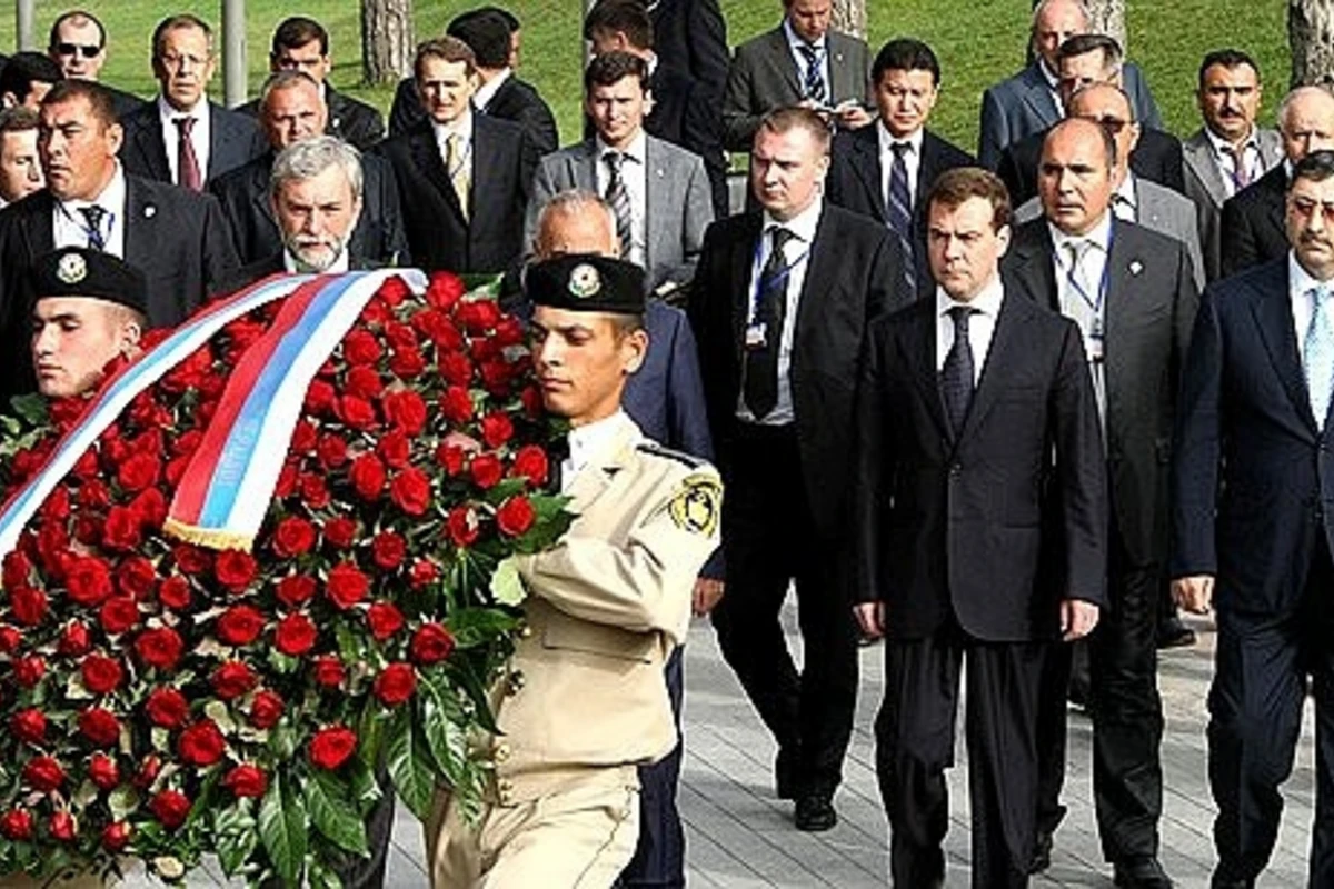 Медведев почтил память шехидов в Баку