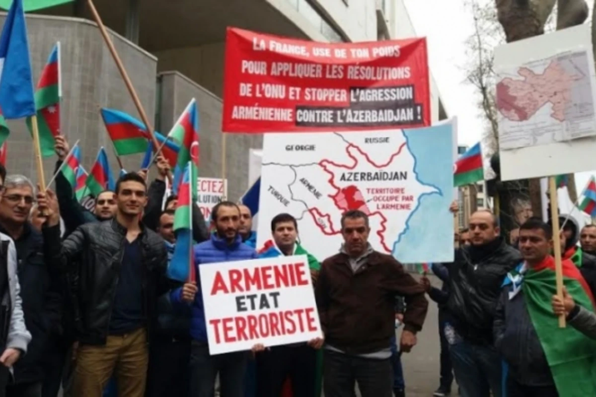 В Париже армянские экстремисты напали на участников акции протеста против Армении (видео)