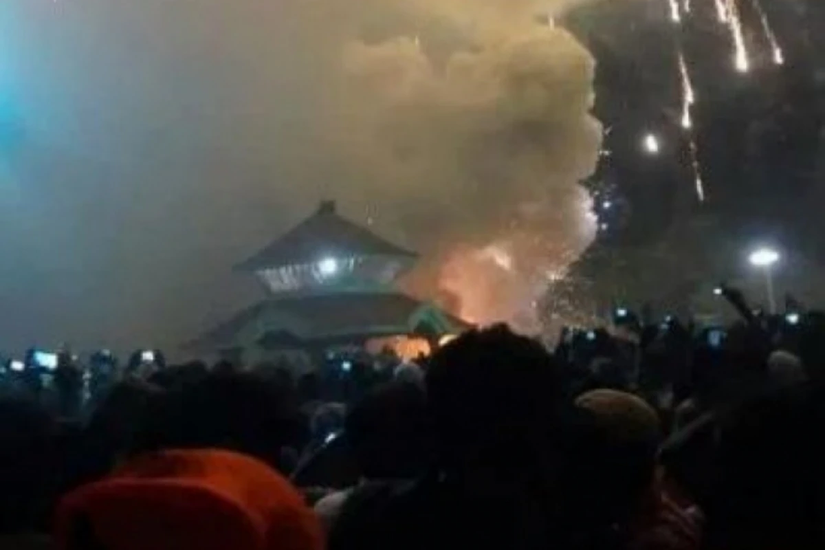 Məbəddə dəhşət: 102 zəvvar diri-diri yandı: 300 yaralı - VIDEO (YENİLƏNİB)