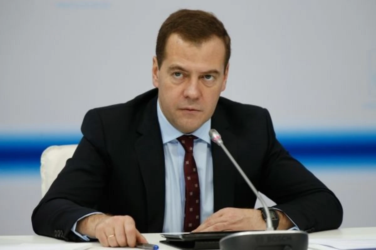 Медведев объяснил, почему Россия продает оружие и Армении, и Азербайджану