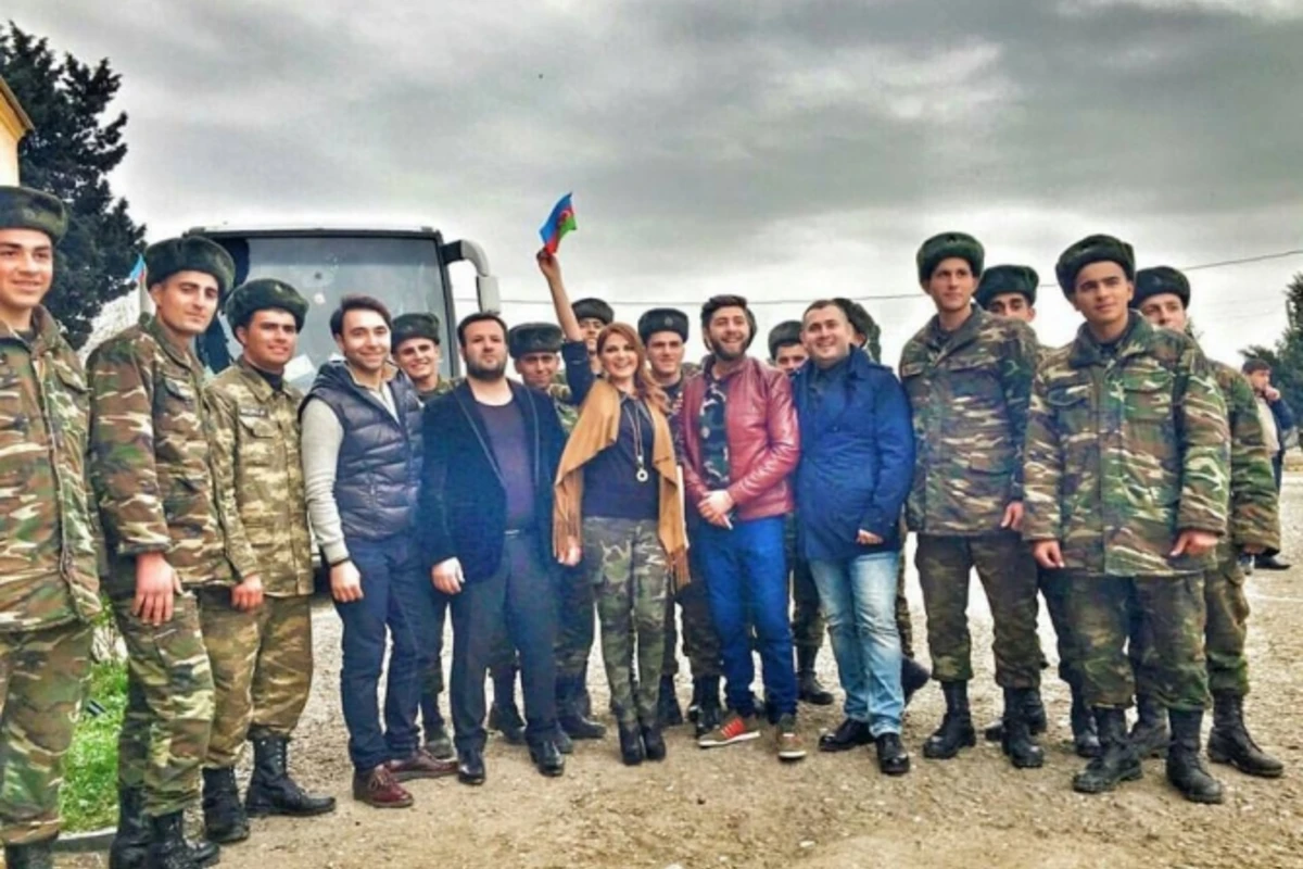 Азербайджанские звезды шоу-бизнеса устроили концерт в Тертере (фото, видео) Азербайджанские звезды шоу-бизнеса устроили концерт в Тертере (фото, видео)
