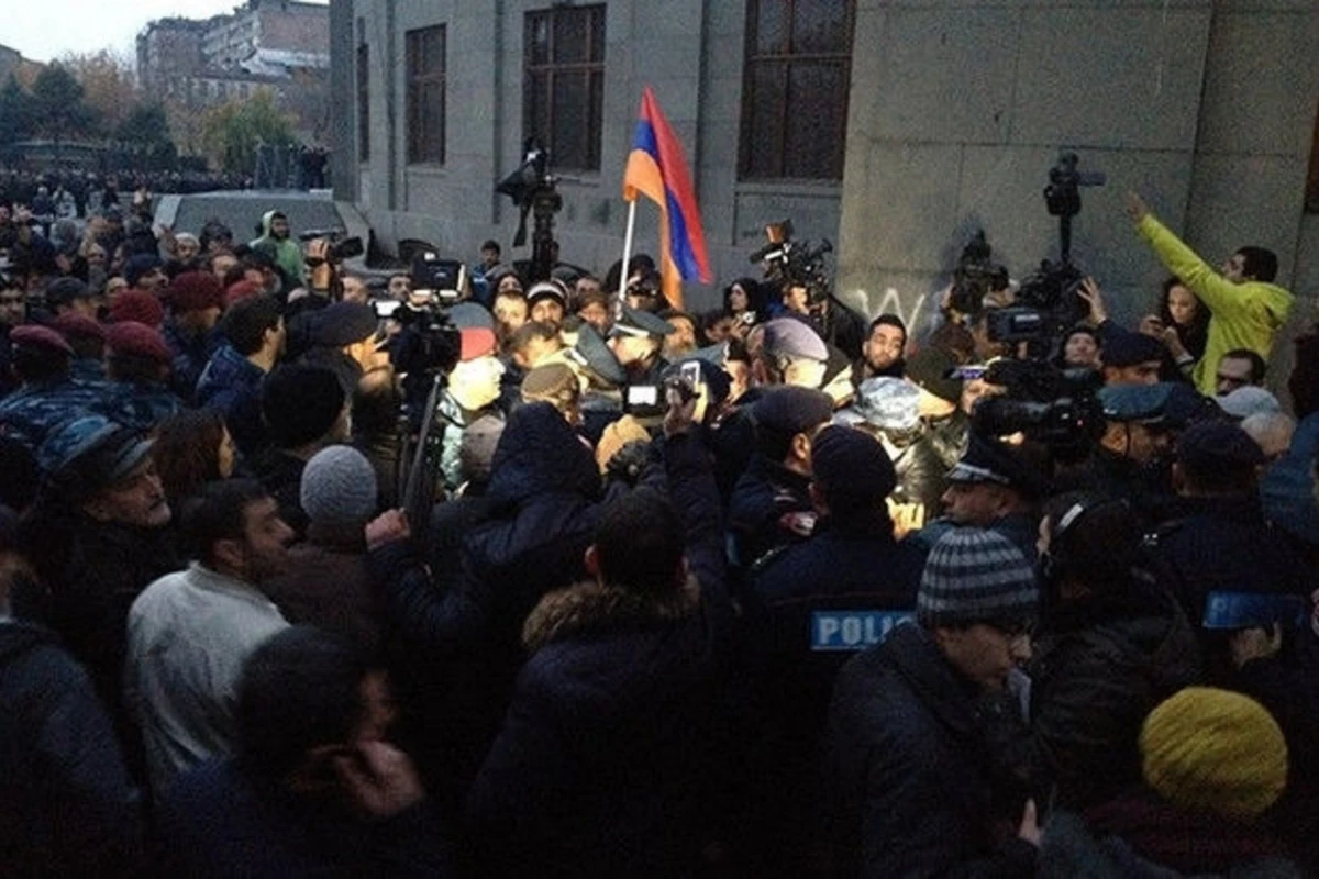 Митинги у посольства России в Ереване (видео)