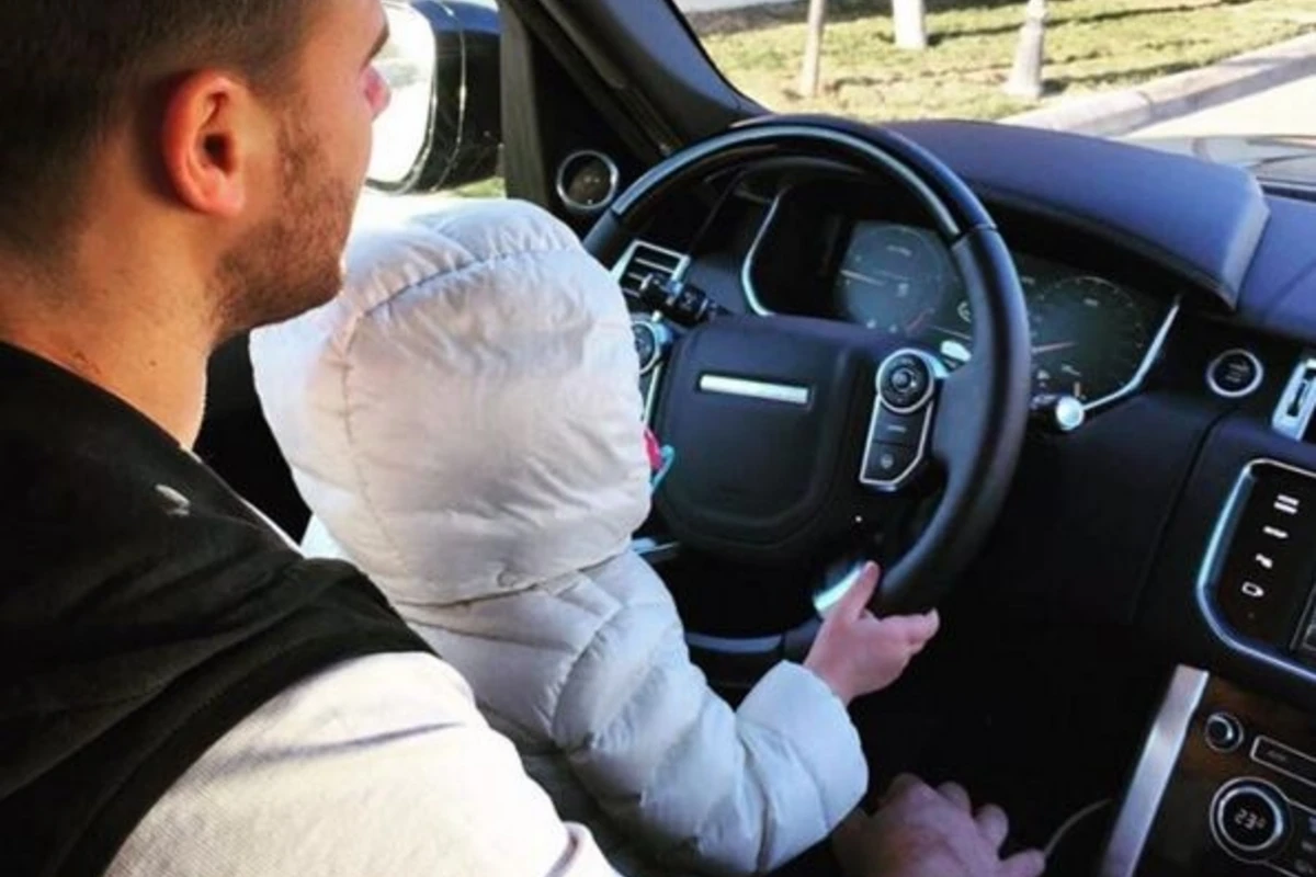Emin Leyla Əliyevanın qızına maşın sürməyi öyrətdi (FOTO)