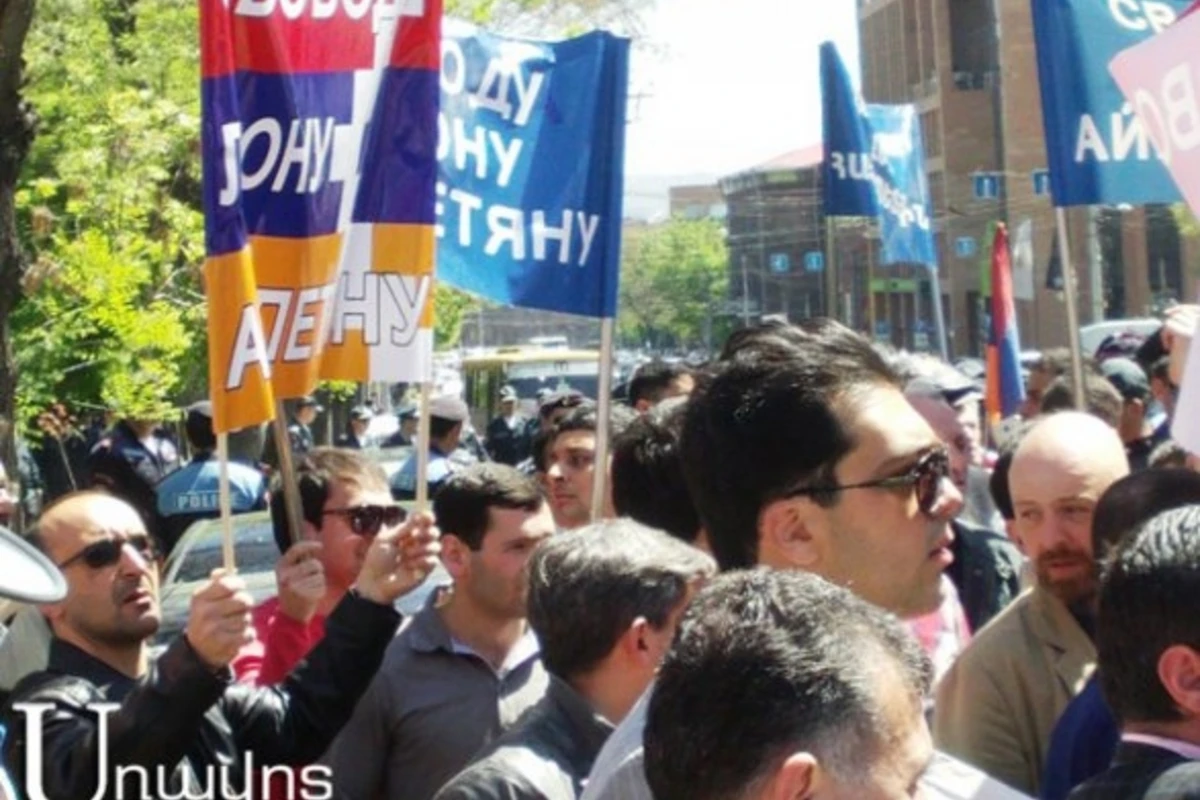 В Ереване митингующим не дали приблизиться к российскому посольству (видео)