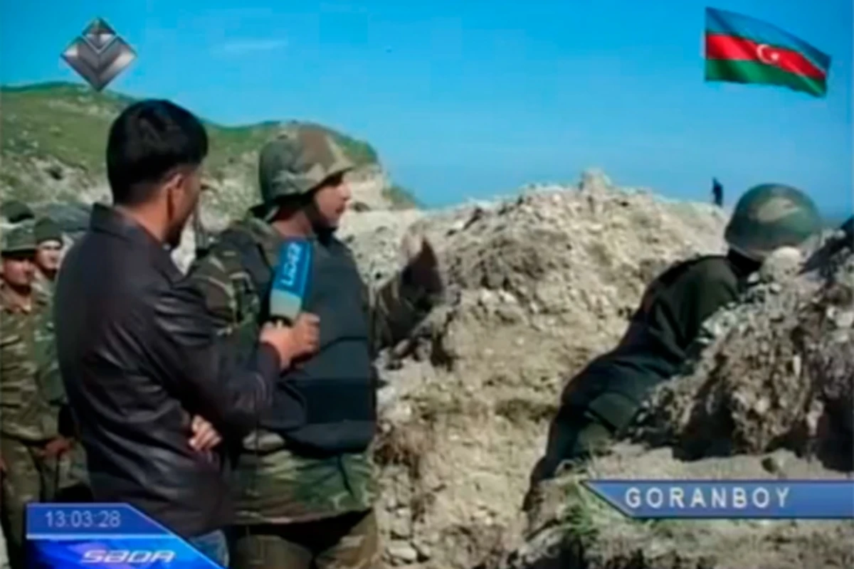 Азербайджанские военнослужащие наблюдают, как армяне копают себе могилы (видео)
