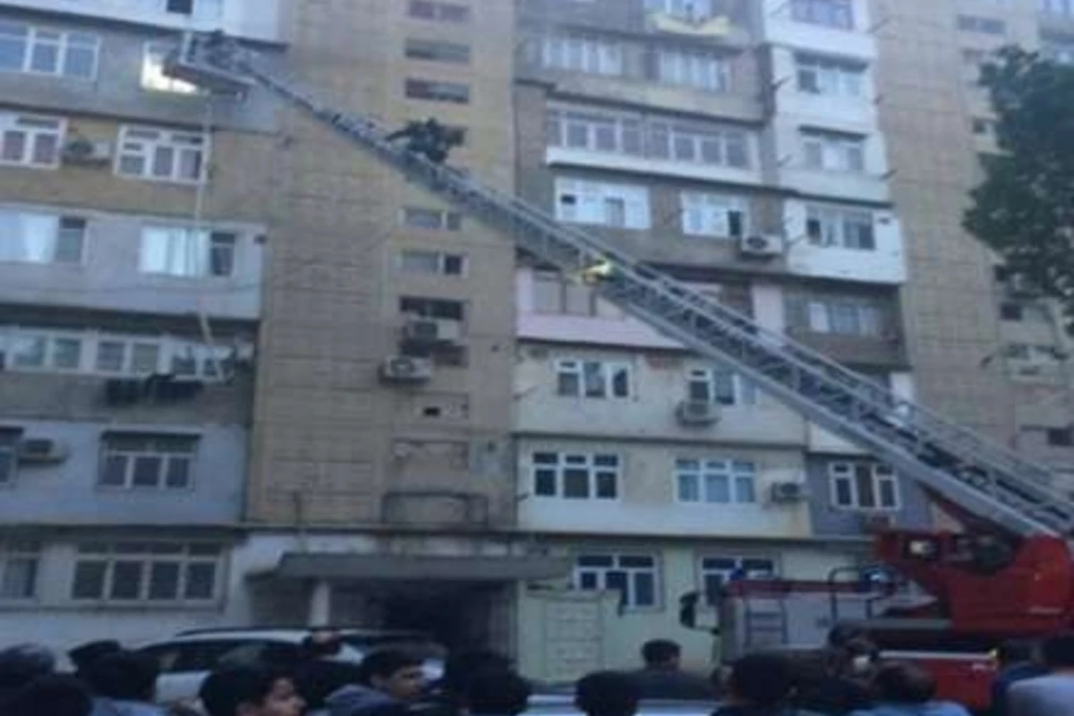 Bakıda yanğın: 17 nəfər təxliyə olundu (FOTO) Bakıda yanğın: 17 nəfər təxliyə olundu (FOTO)