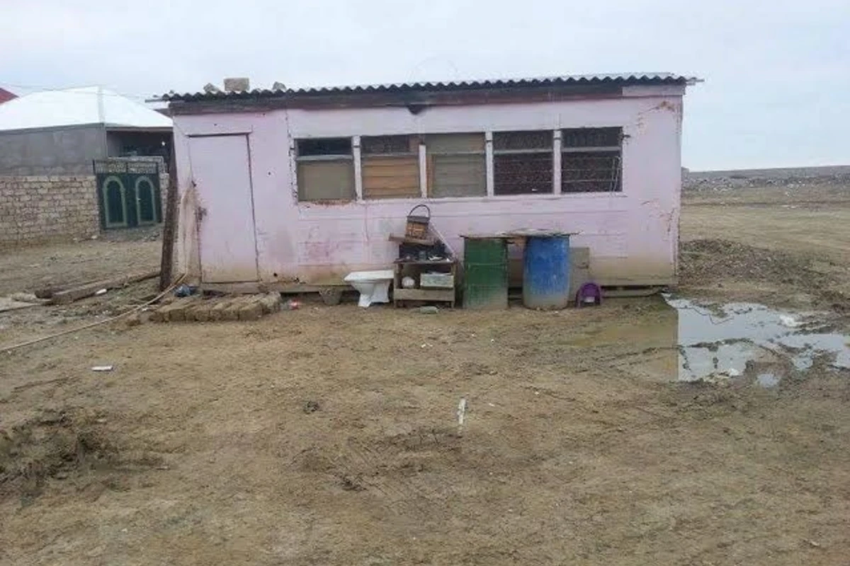 Xəzərin sahilində vaqona sığınan ailənin həyatda qalmaq mübarizəsi - FOTOREPORTAJ