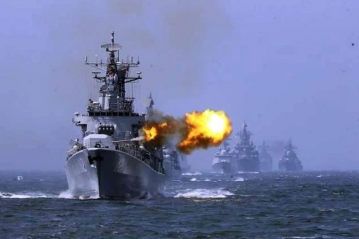 Десятки российских боевых кораблей стреляют на Каспии (видео)