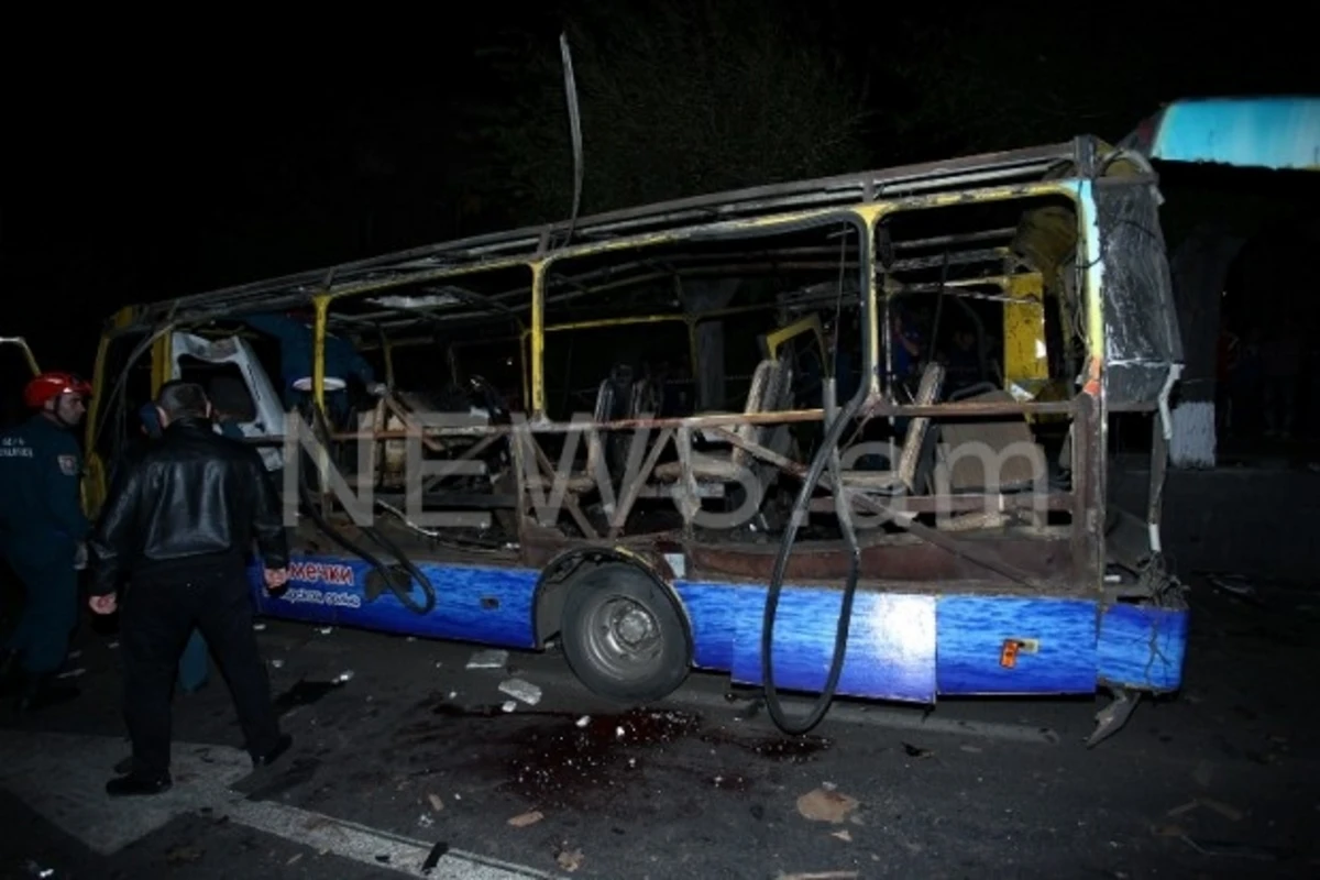 İrəvanda avtobus partladı: 2 ölü, 8 yaralı - VİDEO/FOTO