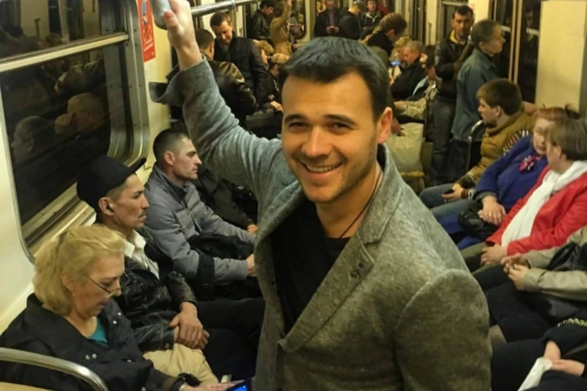 Эмин едет в  метро