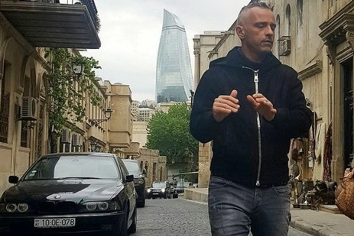Эрос Рамазотти прогулялся по весеннему Ичери Шехер (фото)
