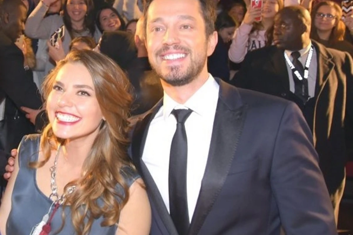 Məşhur cütlük nişanlanır (FOTO) Məşhur cütlük nişanlanır (FOTO)