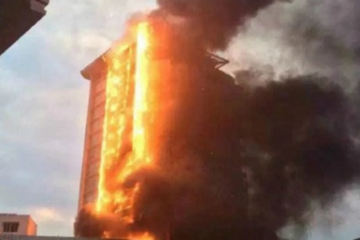 В Китае пылает небоскреб (видео)