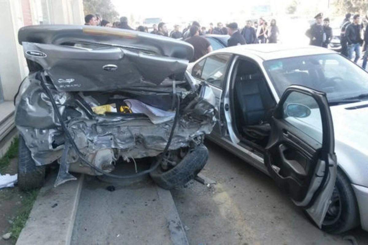 В Баку водитель врезался в автомобиль ГАИшника