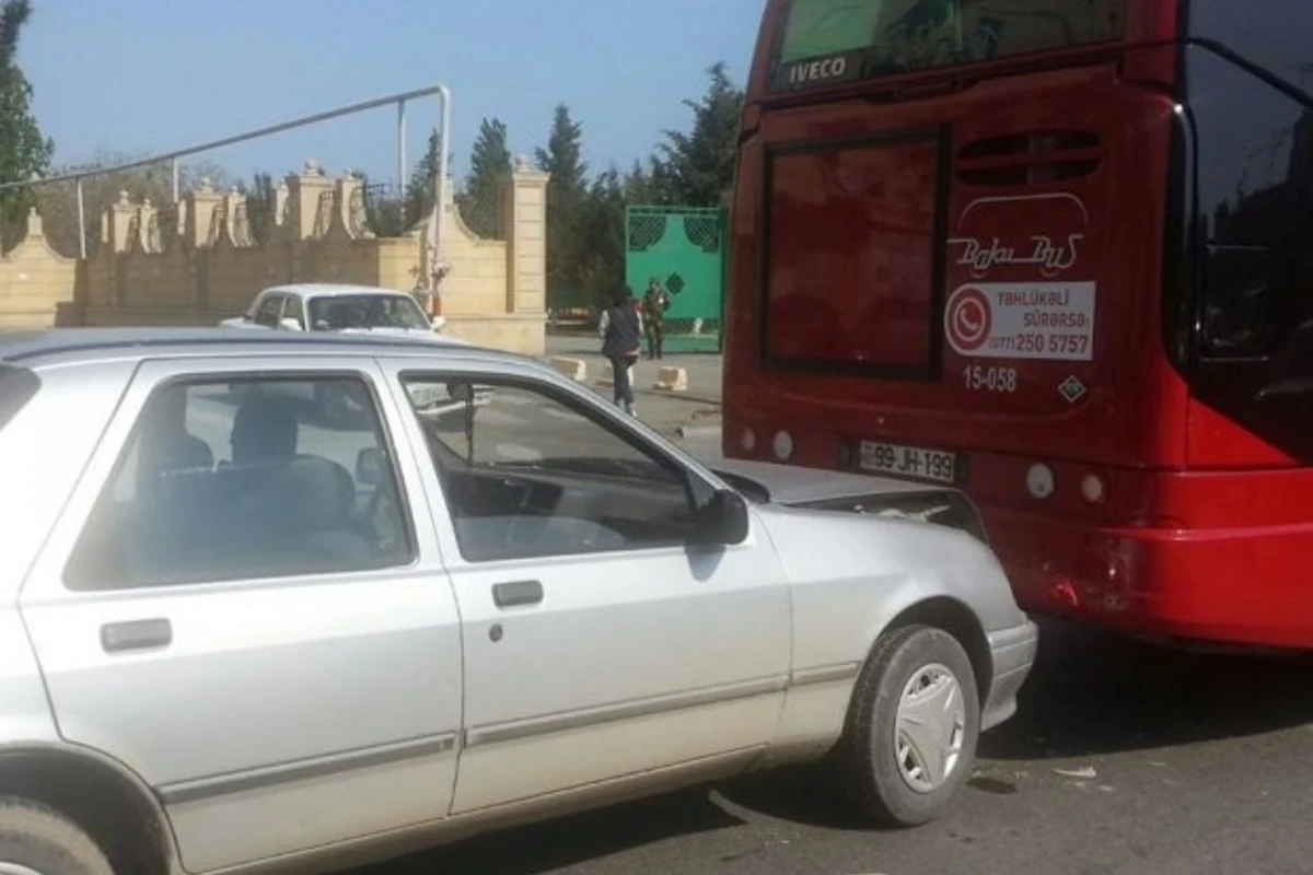 “Mercedes” BakuBusun avtobusuna çırpıldı (FOTO)