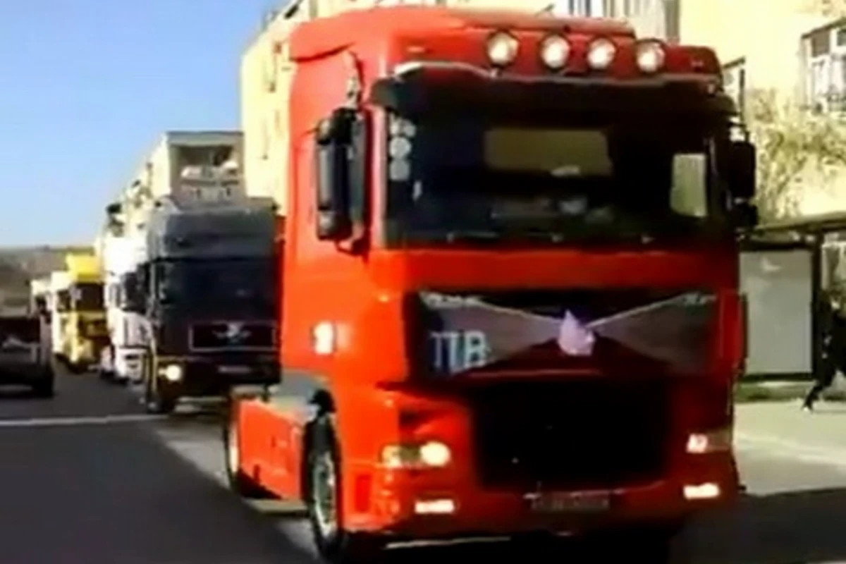 В Баку за невестой приехали на грузовиках (ВИДЕО)