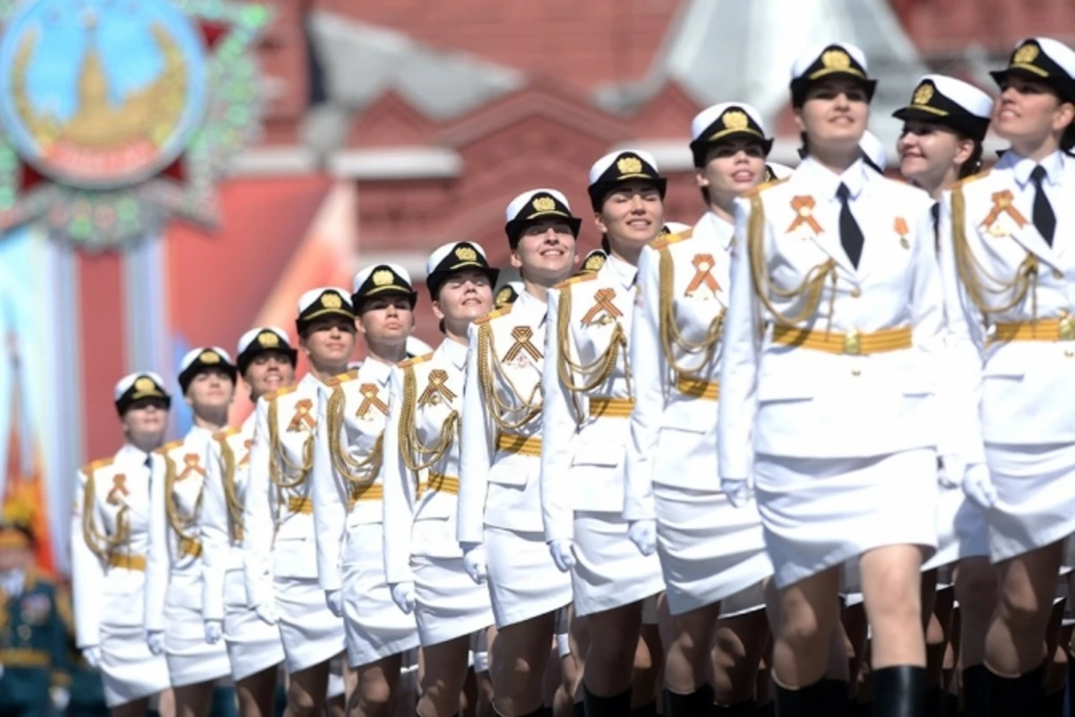 Российская армия в мини-юбках шокировала Запад (видео) Российская армия в мини-юбках шокировала Запад (видео)