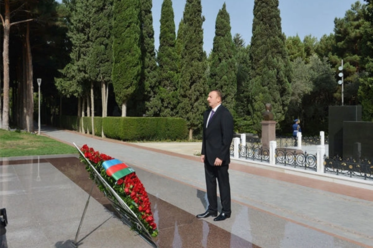 Президент с семьей на Аллее почетного захоронения