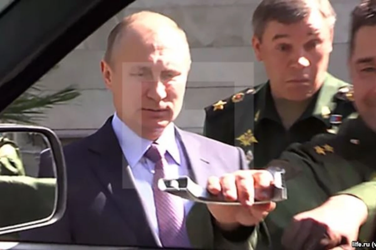 Путин не смог открыть дверь УАЗа (видео)