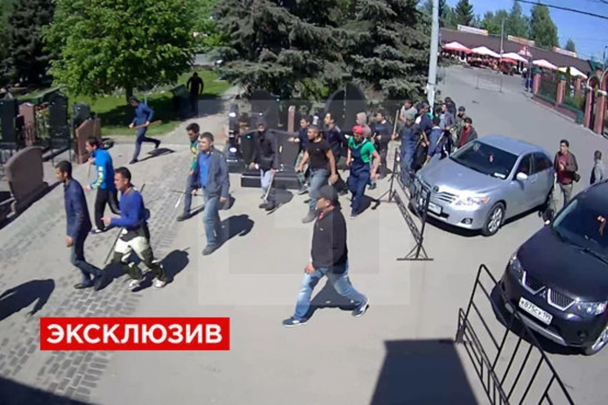 В Москве на кладбище произошла массовая драка (видео)