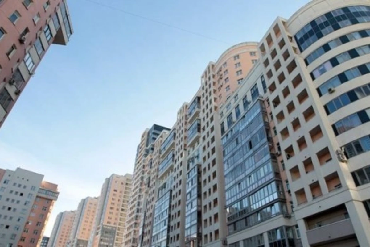 В Баку продолжает дешеветь недвижимость