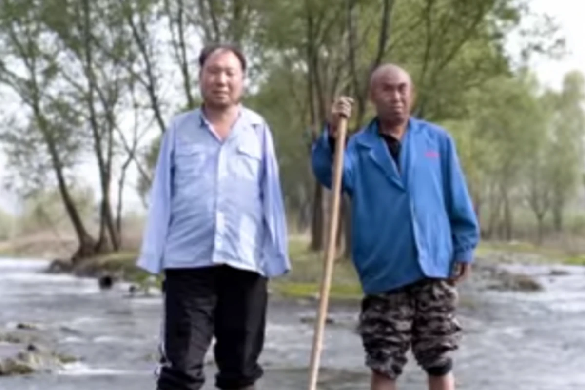 Слепой и безрукий посадили тысячи деревьев в Китае (видео)