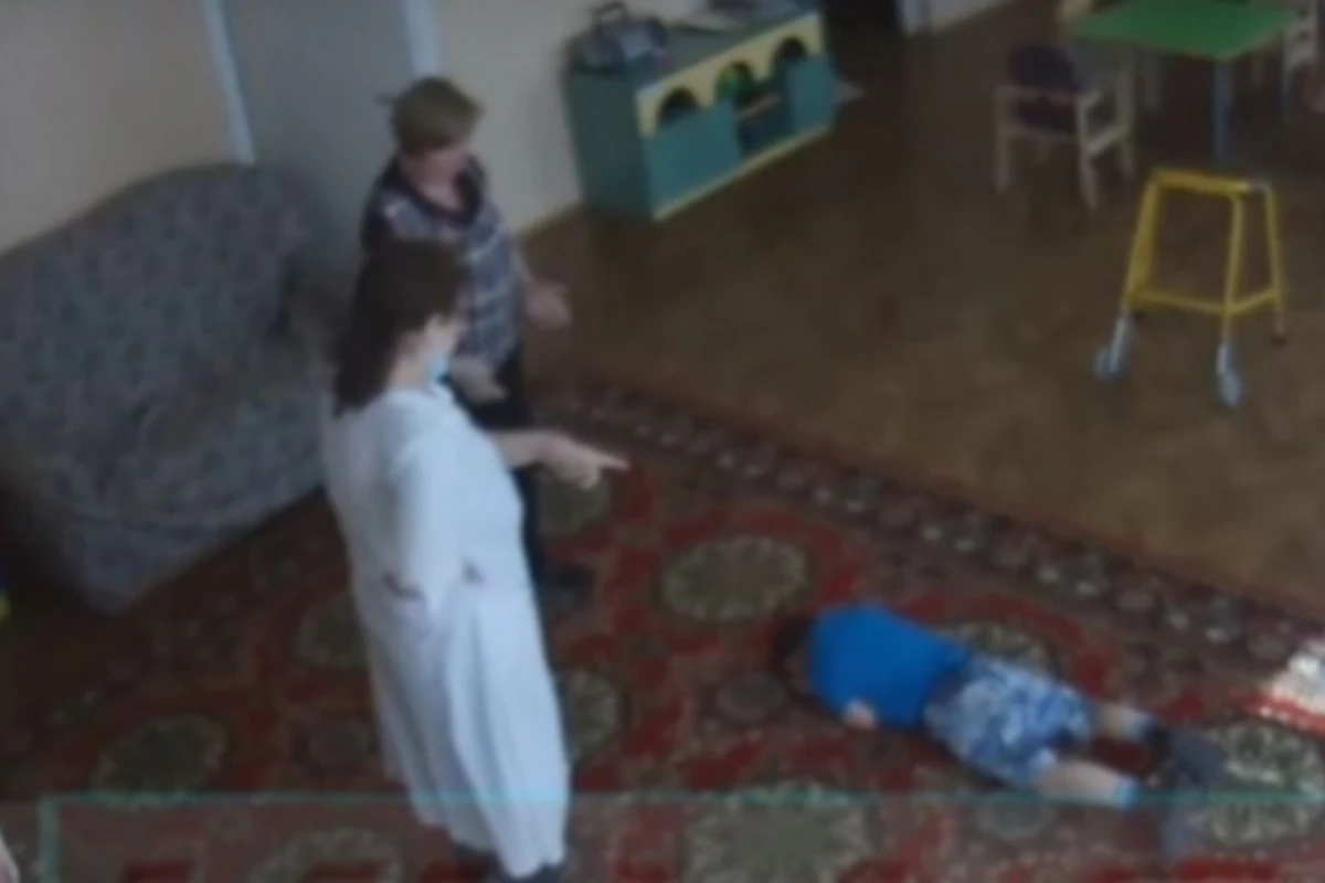 Работники детского центра сломали руку слепому ребенку с ДЦП (видео)
