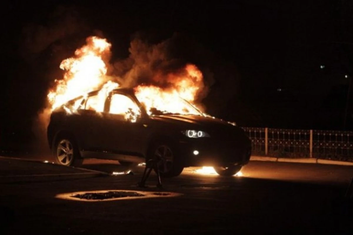 В Баку загорелся BMW