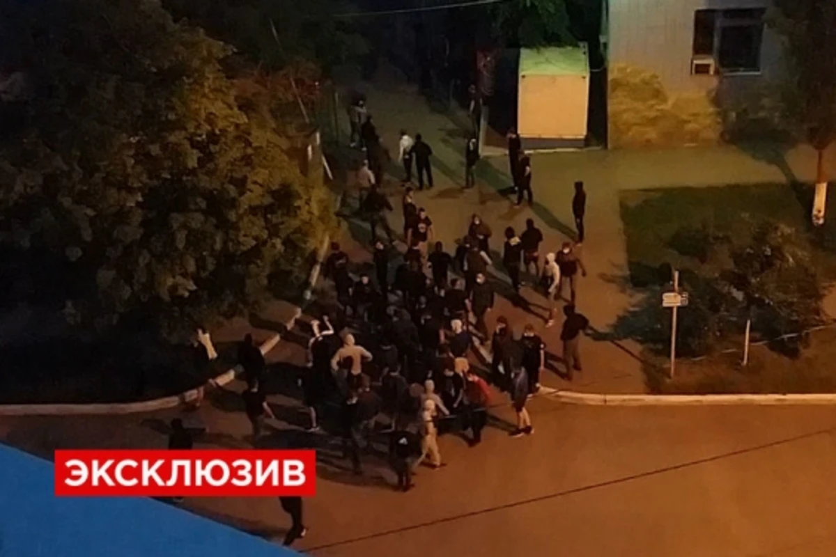 На территории студенческого общежития произошла массовая драка (видео)
