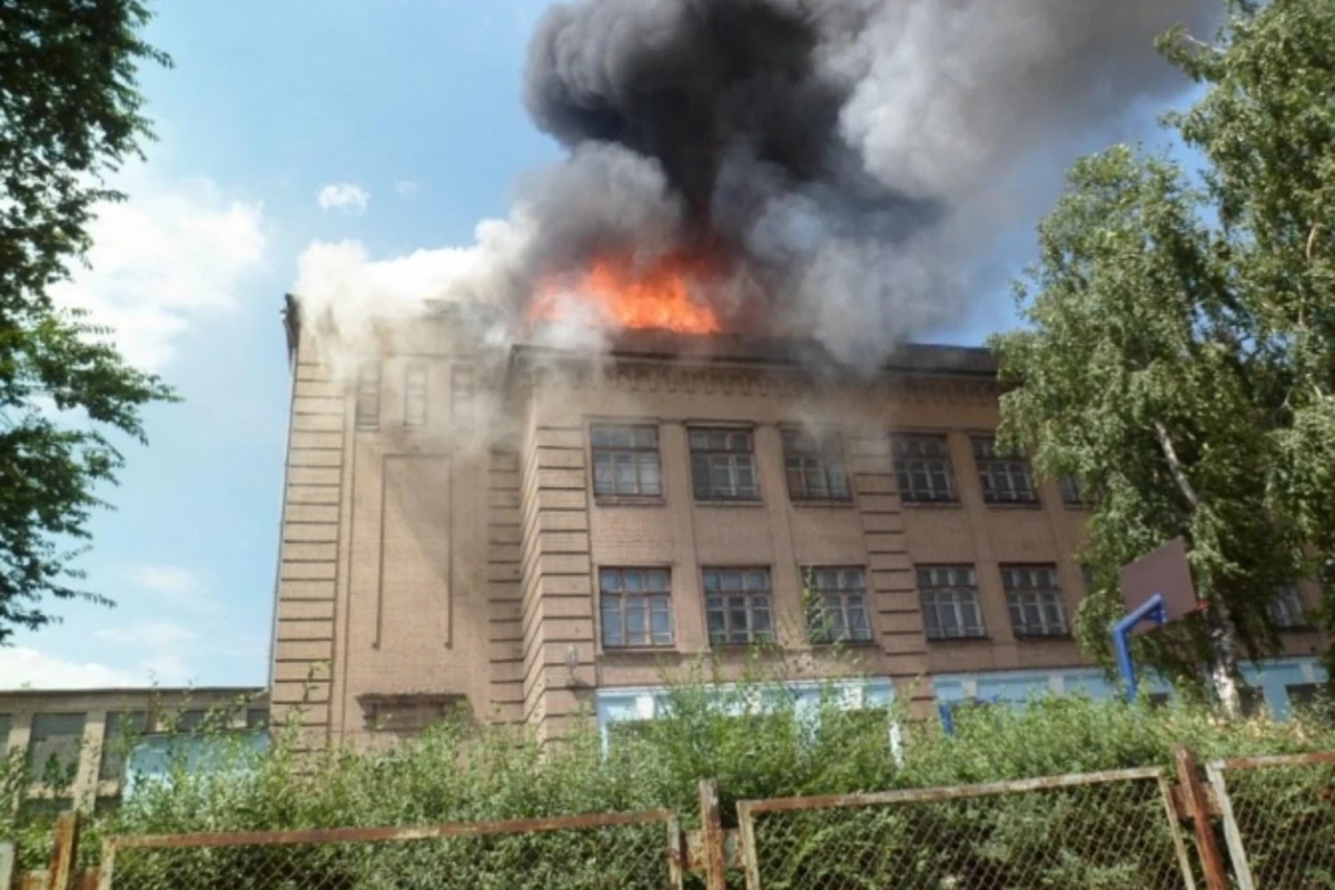 Пожар в бакинской школе: учащиеся эвакуированы (фото, обновлено-2)