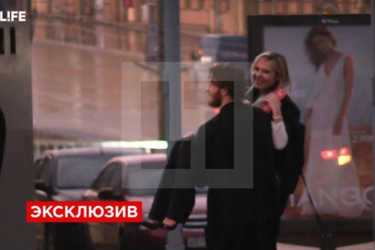 Хоккеист вынес Пелагею на руках из караоке (видео)