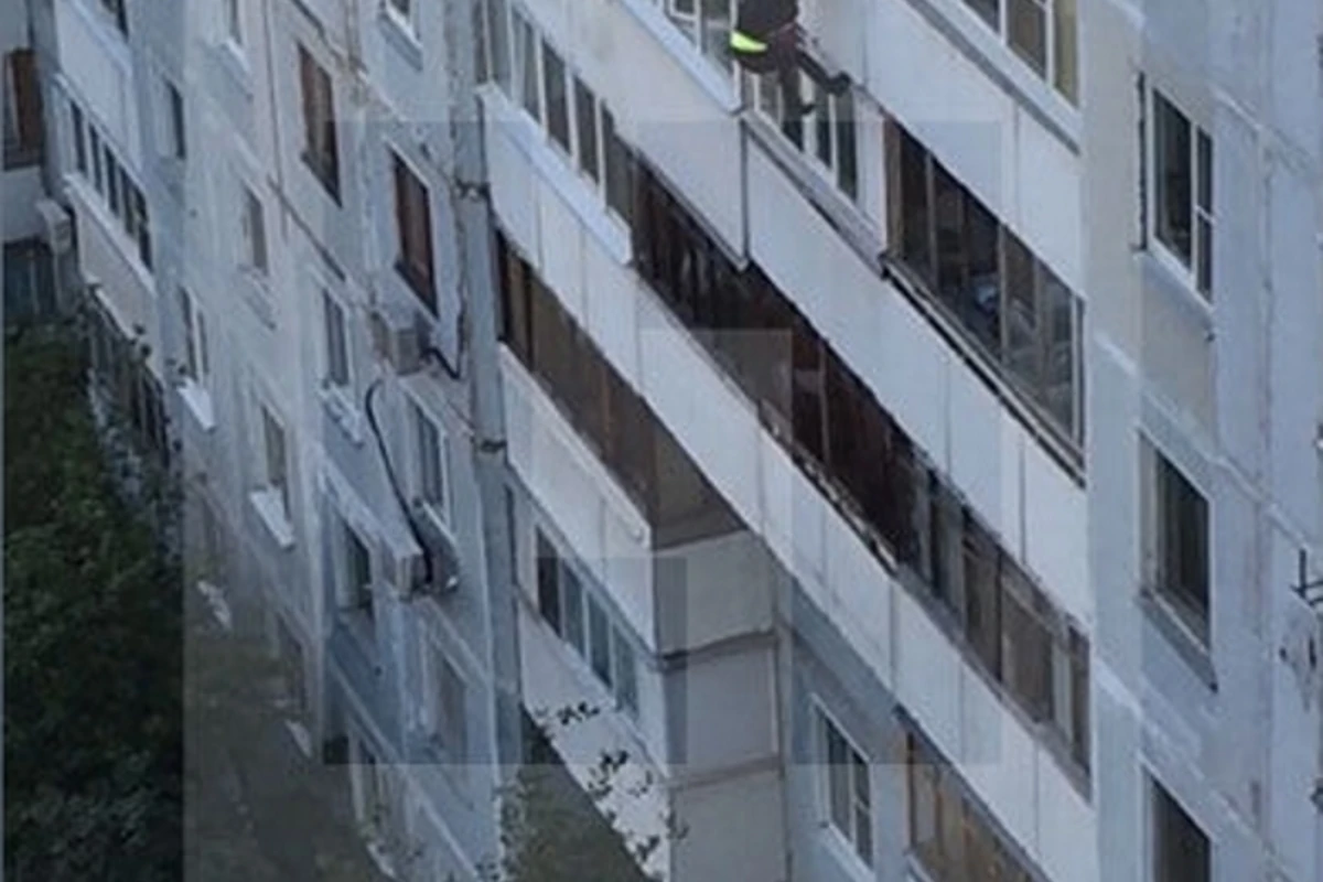Очевидцы сняли падение мужчины с балкона многоэтажки (видео) Очевидцы сняли падение мужчины с балкона многоэтажки (видео)