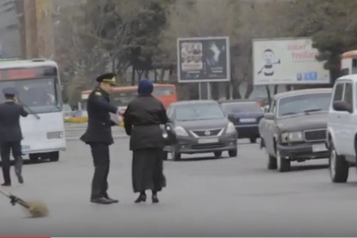 Bakıda yol polisinin keçirdiyi reyddə gülməli anlar yaşandı – VİDEO Bakıda yol polisinin keçirdiyi reyddə gülməli anlar yaşandı – VİDEO