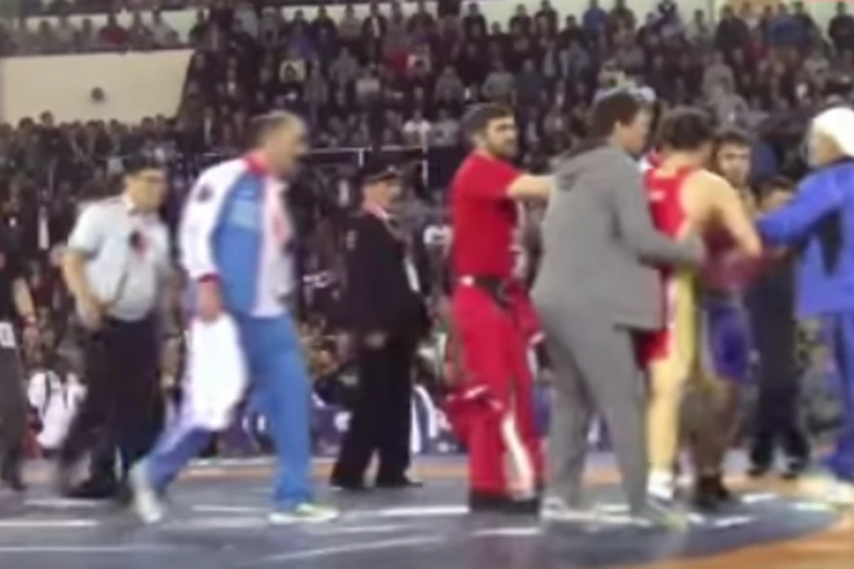 Драка на чемпионате России по вольной борьбе: вмешался ОМОН (видео)