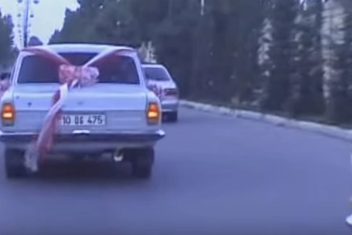 Свадебный ретро-кортеж в Азербайджане вызвал всеобщий интерес (видео)