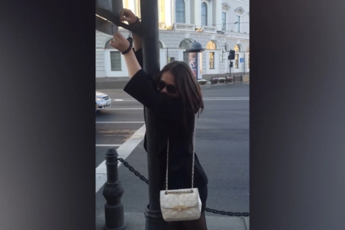 Парень приковал возлюбленную к светофору из ревности (видео)