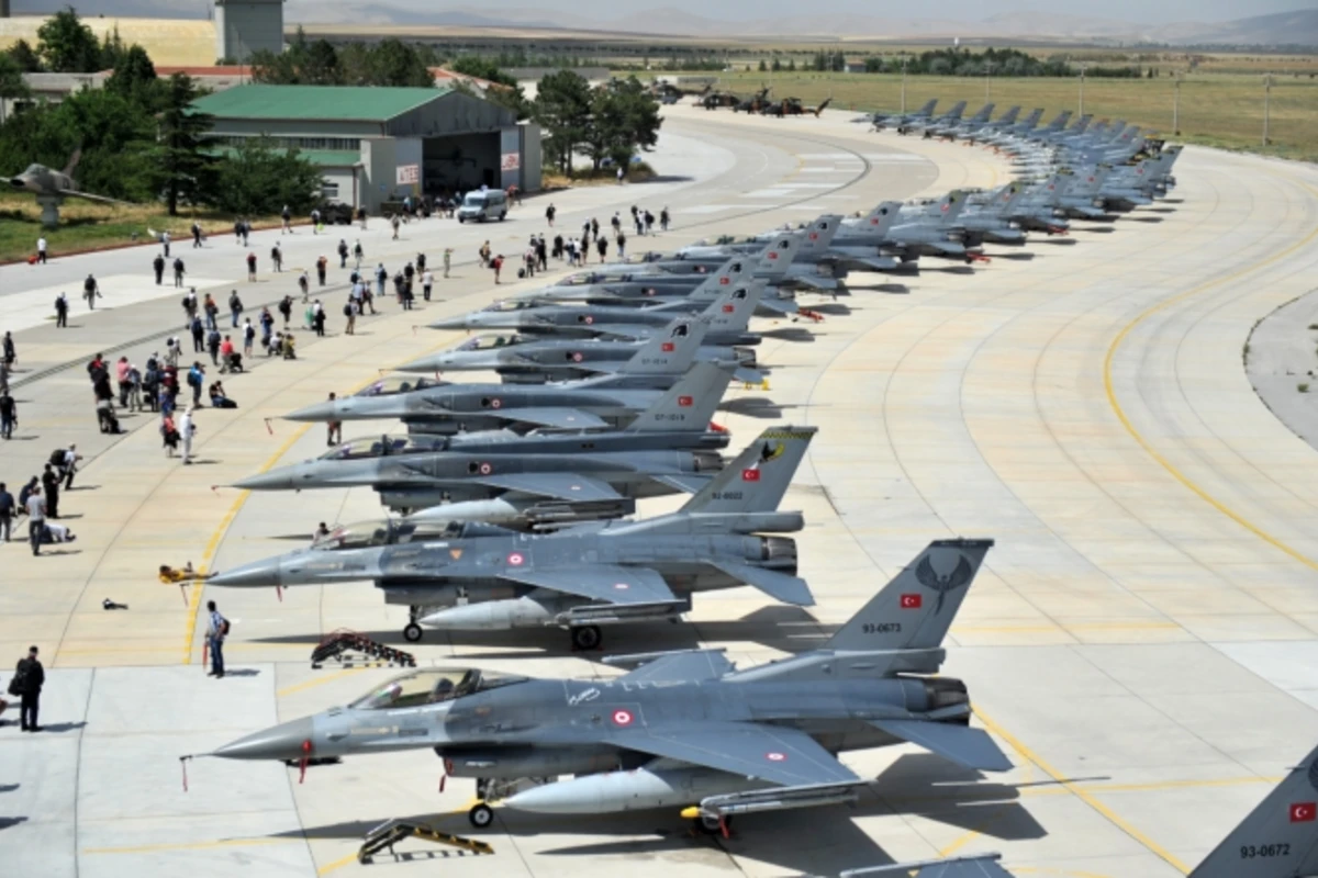 Azərbaycan qartalları səmaya qalxdı - FOTO Azərbaycan qartalları səmaya qalxdı - FOTO