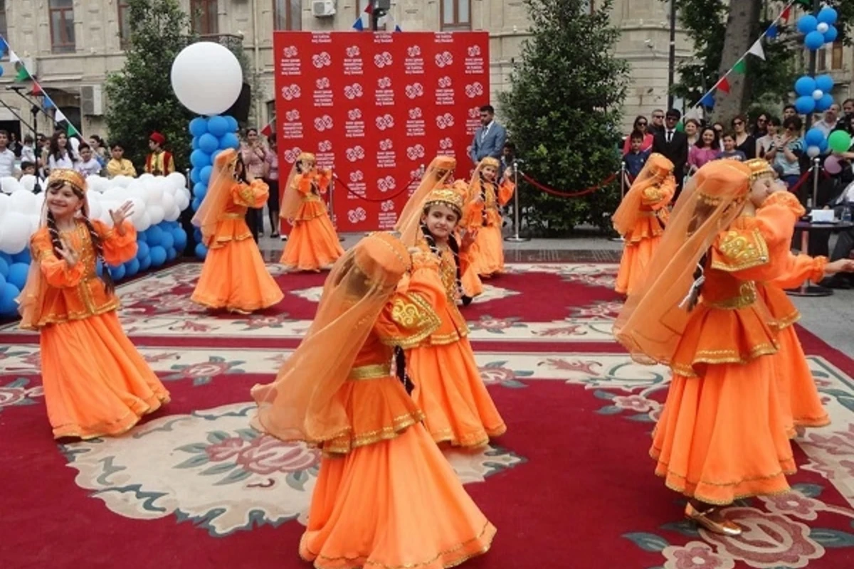 День защиты детей в Баку отметили концертом (фото)