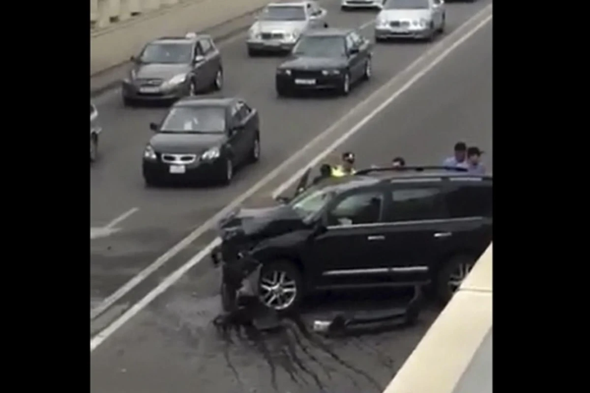 В Баку Lexus протаранил стену тоннеля (видео)