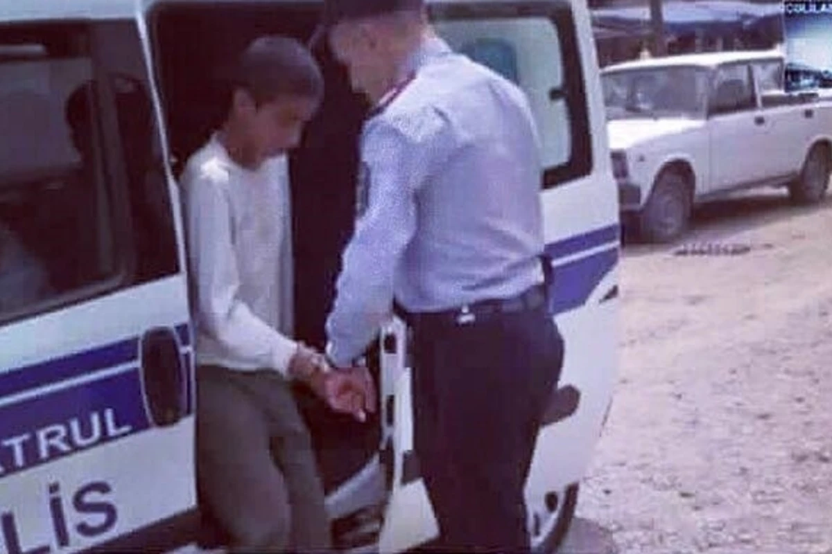 В Азербайджане 10-летного ребенка задержали за кражу хлеба и сахара (фото)