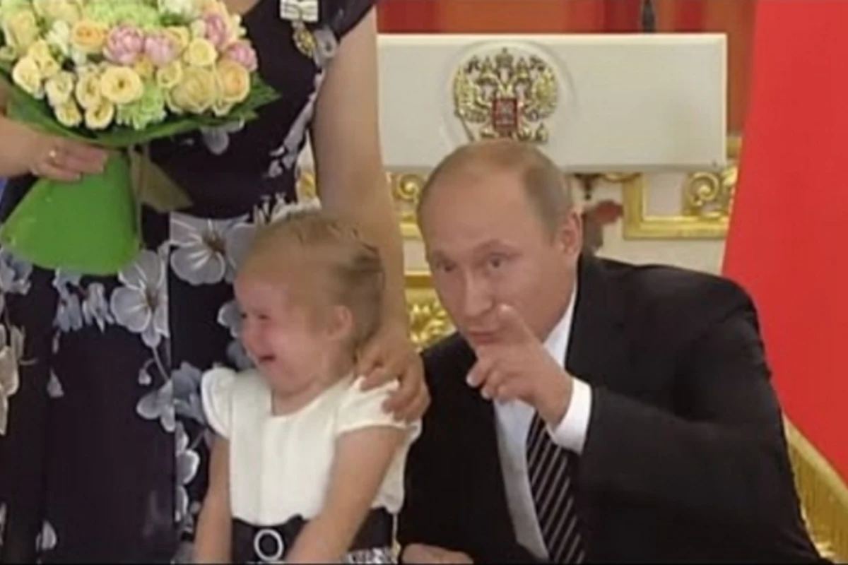 У Путина случилась неприятность с маленькой девочкой (видео)