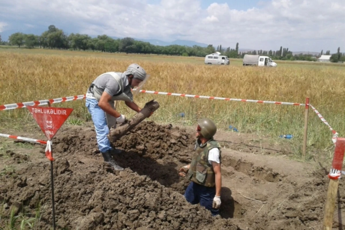 Füzulidə raket tapılıb (FOTO) Füzulidə raket tapılıb (FOTO)