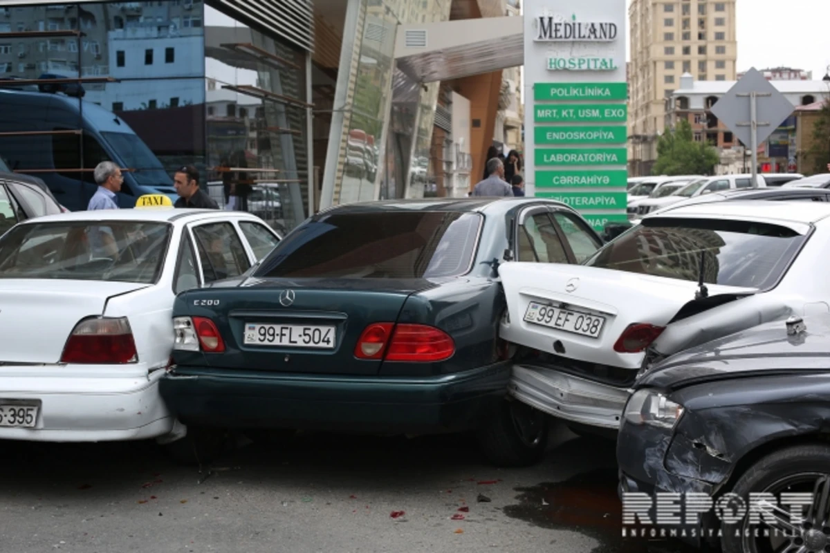 В Баку столкнулись 6 иномарок, есть раненые (фото)