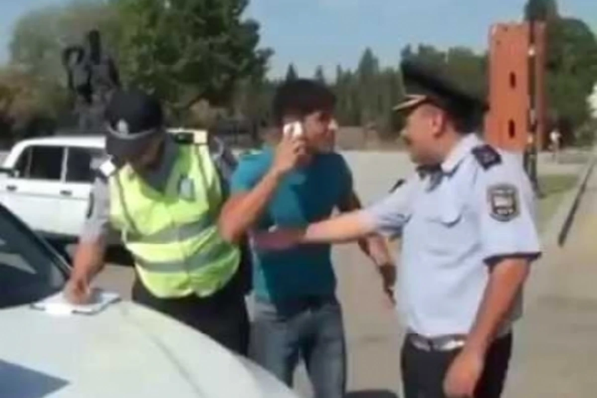 В Баку буйный водитель распустил руки на полицейских (видео)