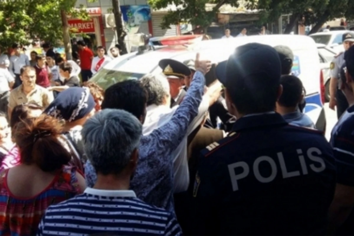 Акция протеста в Баку вылилась в противостояние с полицией (видео)
