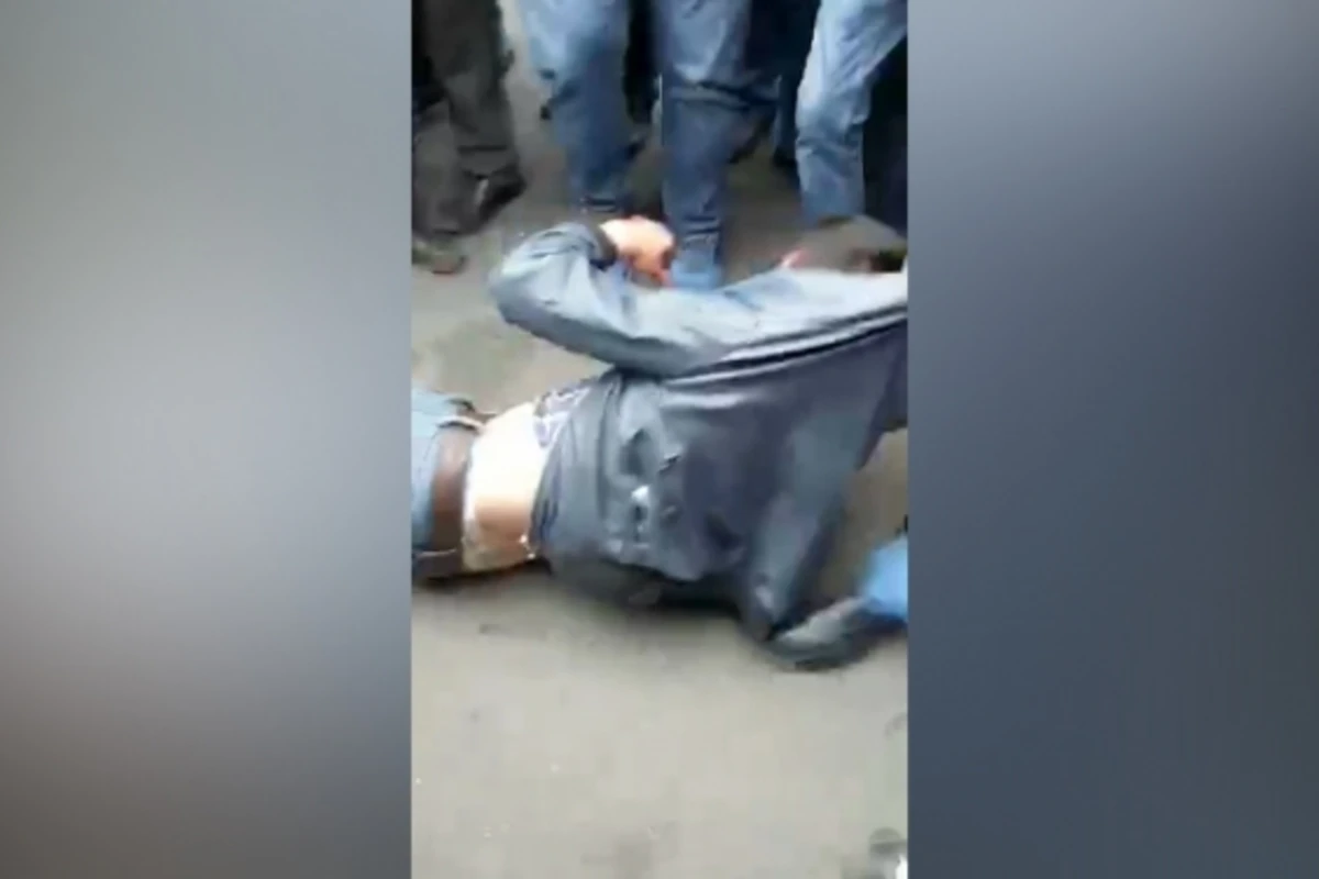 Расправа над убийцей азербайджанца с овощебазы в Петербурге (видео) Расправа над убийцей азербайджанца с овощебазы в Петербурге (видео)