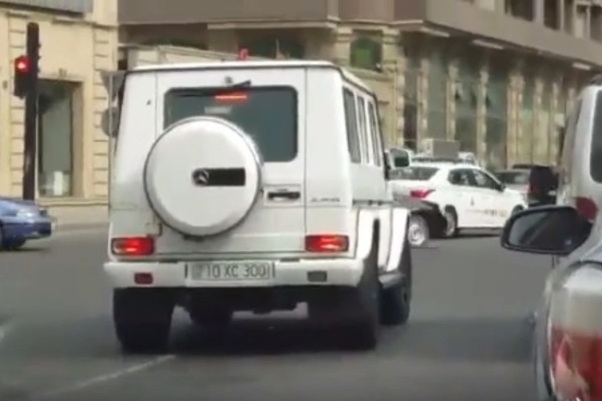 В Баку водитель «Gelandewagen» в наглую нарушает правила на дороге (видео)
