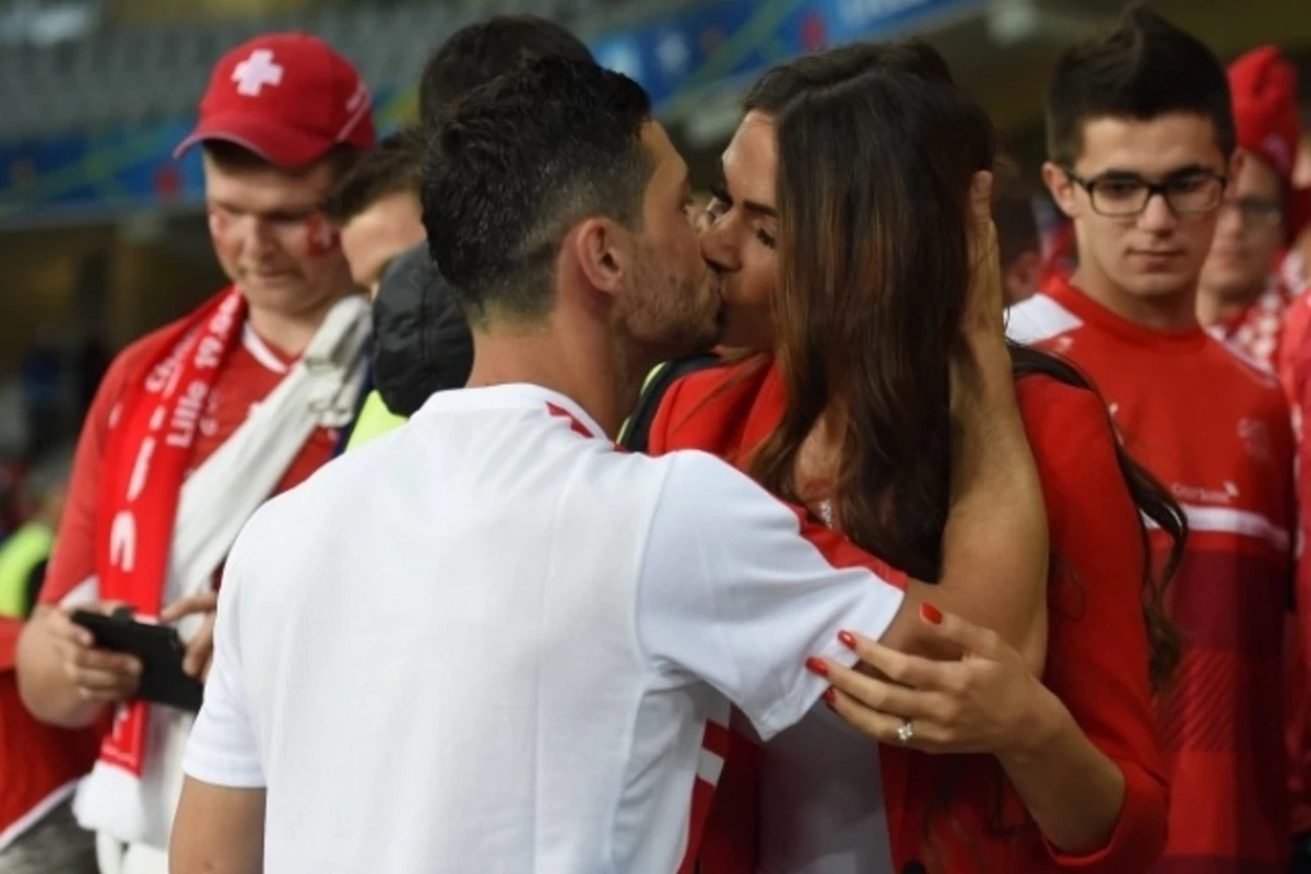 Avro-2106-ya damğa vurdular -  Futbolçu xanımı ilə standionda öpüşdü (FOTO)