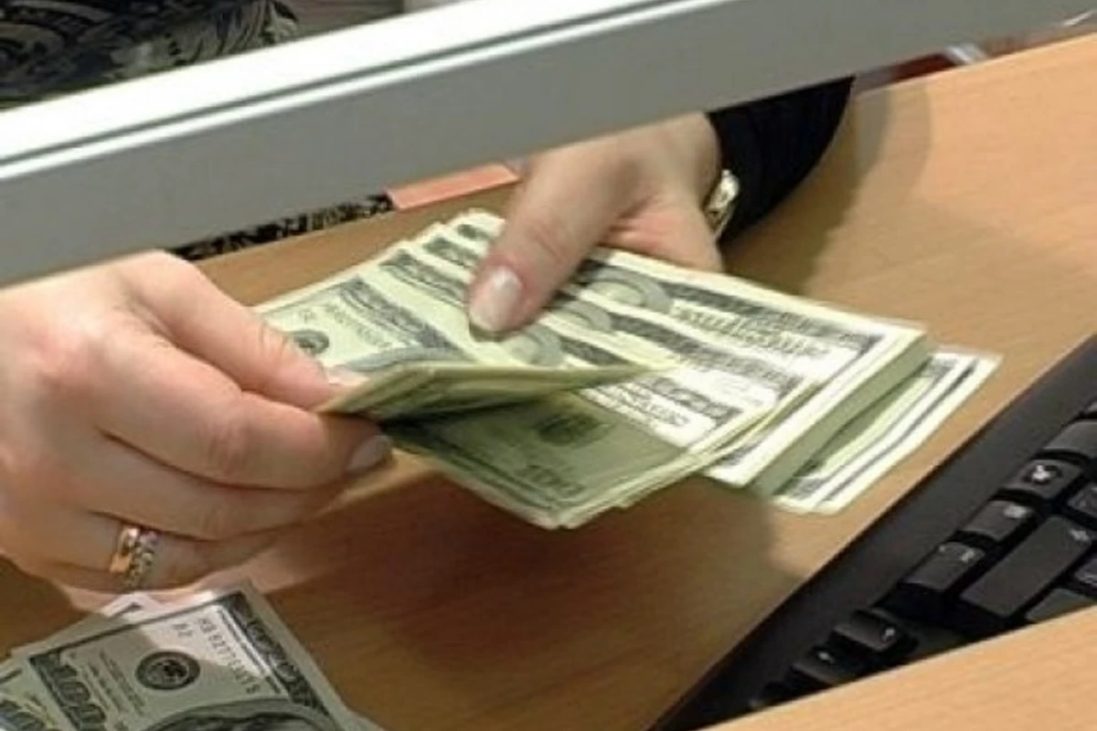 Банки ограничили продажу долларов в Баку